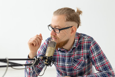 电台主持人 流媒体和博主的概念 — 在电台担任电台主持人的帅哥坐在麦克风前的特写图片