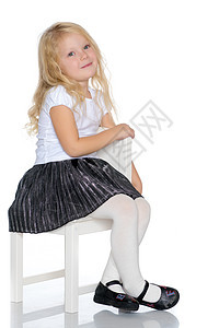 小女孩坐在凳子上幼儿园孩子青年座位快乐椅子幸福童年婴儿育儿图片