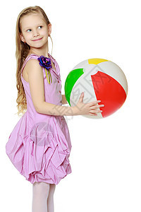 漂亮的小女孩 带着一个大多色充气球的卷曲海滩嘴唇玩具乐趣头发塑料公主孩子快乐图片