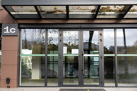 办公室街区前门 玻璃中建筑物的反射镜像商业建筑学环境城市窗户脚步旋转大厅蓝色走廊图片