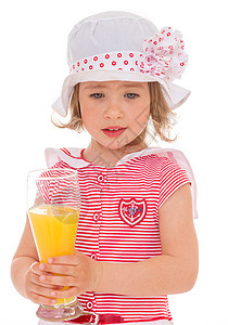 带着一杯果汁的迷人的小姑娘食物器皿橙子水瓶水果投手水壶液体果味玻璃图片