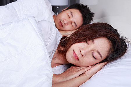 夫妇在家中卧室的舒适床上睡觉 睡得很舒服女朋友成人男朋友丈夫枕头酒店男人女士妻子家庭图片