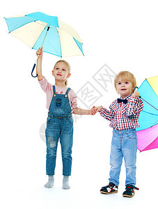 男孩与女孩站立男生天气孩子靴子金发女性季节雨衣工作室童年图片