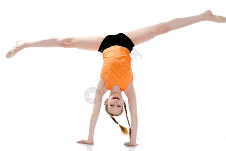 体操运动员在地板上表演一种杂技元素青少年女士快乐姿势运动舞蹈家活动女孩青年训练图片