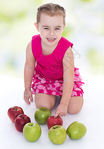 带苹果的小女孩童年相机女儿孩子女学生食物女孩裙子水果营养图片
