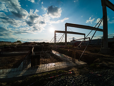 新建筑工地的挖土机 在蓝天和太阳的背景之下起重机房地产建筑学蓝色不动产机器推土机挖掘工作技术图片