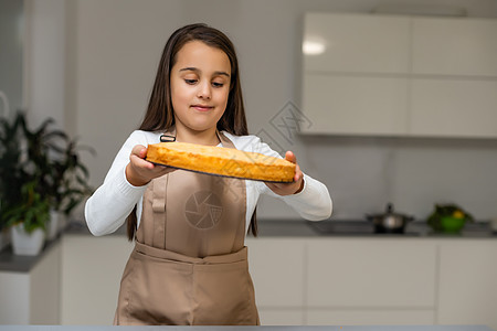 带着自制派的可爱小女孩肖像训练烹饪厨师围裙相机食物学校乐趣快乐班级图片