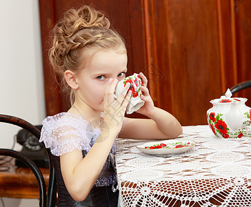 可爱的小女孩在旧桌边喝茶孩子坡度女性青年派对婴儿幸福童年微笑杯子图片