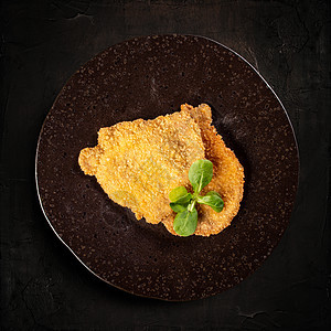 美味的炸烤鸡乳鱼片营养背景食物盘子深色面包黑色餐厅家禽图片