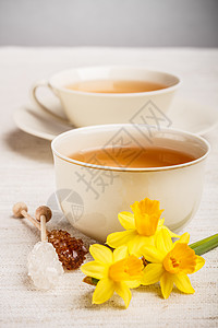 茶杯水仙白色早餐杯子液体美食季节帆布黄色糖棒图片