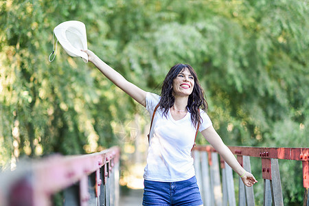 背着背包站在农村桥上的女人远足者幸福旅游乐趣森林成人女性冒险场地女孩图片