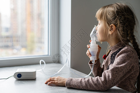 儿童哮喘吸入器吸入气雾剂蒸汽生病咳嗽的横向概念 第10条 预防 治疗和治疗图片