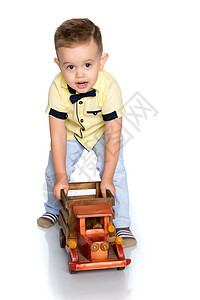 有个小男孩在玩玩具车司机车库游戏出租车扳手运输路线踏板玩具机械图片