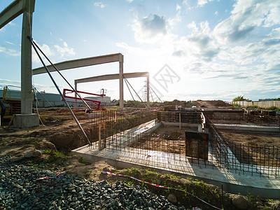 新建筑工地的挖土机 在蓝天和太阳的背景之下机械天空阳光工作蓝色车辆土地灰尘地球外观图片