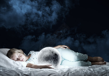 睡在床上的女孩和月亮星球上的女孩孩子时间探索枕头想像力童年蓝色微笑小憩行星图片