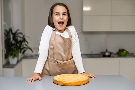 带着自制派的可爱小女孩肖像训练学校烹饪饼干糕点童年馅饼帽子食物蛋糕图片