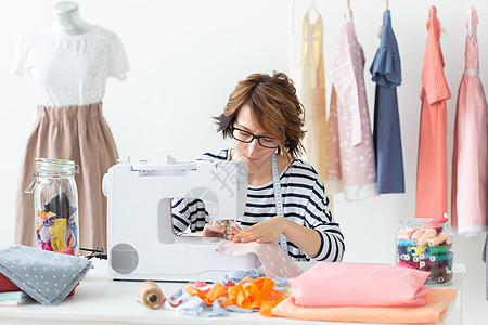 服装设计师 女裁缝 人物概念  服装设计师在她的工作室工作衣服服务成人时尚人士工厂作坊商务机器女性图片