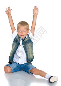 小男孩坐在地板上男性儿童喜悦情感乐趣婴儿孩子微笑幸福快乐图片