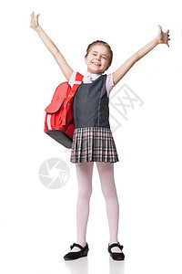 穿着制服的快乐小女学生站在白色背景上站着瞳孔微笑工作室幼儿园学校红色背包头发青年学习图片