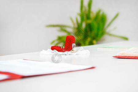白色桌上的红色礼品盒中的结婚戒指复制了空间背景女孩手指宝石金子金属女性奢华仪式新娘女士图片