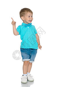 小男孩的手指在指着一个小男孩男生白色工作室快乐情感乐趣喜悦手势男性微笑图片