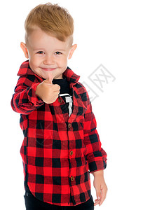 一个小男孩举起一只手指活动喜悦幸福解决方案乐趣男性拳头微笑手势工作室图片