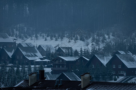 带牧羊人房屋的冬季山峰全景 喀尔巴阡山脉 乌克兰 欧洲寒意天气松树降雪爬坡村庄天空木头房子森林图片