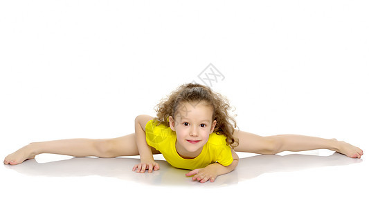 小体操运动员在地板上表演了一种杂技元素活力青年女孩训练工作室运动活动舞蹈家有氧运动姿势图片