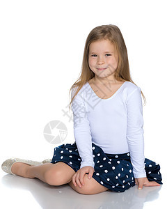 小女孩坐在地板上 她正在睡觉地面喜悦快乐头发孩子女性微笑幸福童年乐趣图片