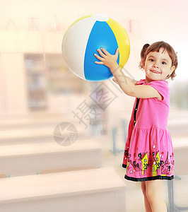 带着球的女孩转过身去孩子婴儿托儿所孩子们木板微笑黑板桌子学校课堂图片