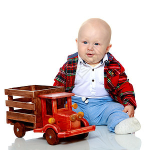 有个小男孩在玩玩具车车轮轮子金发男性运输机械赛车轿车路线快乐图片
