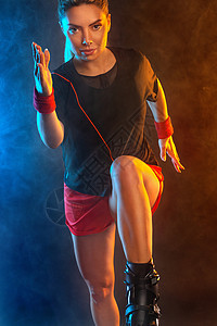 身穿紧身健身服的黑色免费运动场上一位强壮的女赛跑者 穿袋鼠跳鞋的运动女孩 金发女郎和健身运动员在彩色背景下被隔离动机短跑运动装健图片