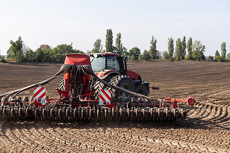 从事实地作业的拖拉机收割机农民机器土壤工作农田土豆耕作收成土地国家图片