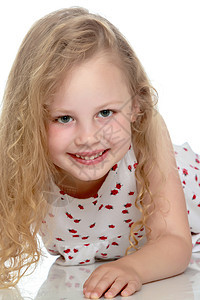 一个美丽的小女孩的肖像工作室女儿家庭喜悦幸福微笑女性童年孩子乐趣图片