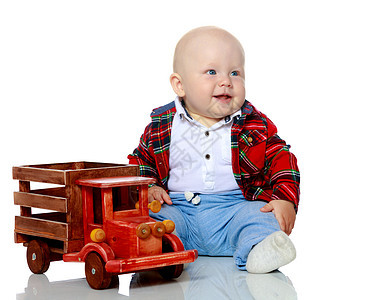 有个小男孩在玩玩具车快乐车辆机械玩具汽车轿车车轮司机出租车金发图片