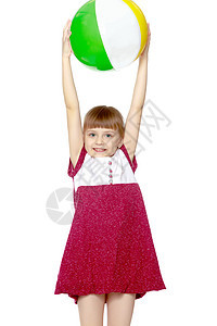 小女孩在玩一个球游戏篮球女性塑料微笑公主女儿运动工作室孩子图片