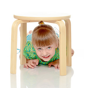 小女孩坐在椅子上的椅子上喜悦童年微笑座位女孩金发快乐幼儿园儿童白色图片