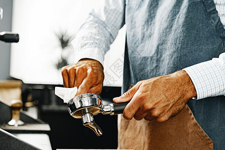 在专业咖啡机上准备咖啡的 不可辨认的男士酒吧雇主围裙咖啡师柜台职业机器员工男人男性制作者图片