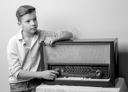 少年在旧电台附近频率乐趣短波按钮情绪调频爱好者晶体管音乐男生图片