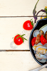 铁棍上的鲜蛤美食烹饪平底锅蛤蜊贝壳食物壳类动物营养铁锅图片
