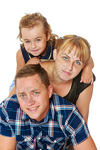 母亲和女儿坐在爸爸的背上父亲乐趣妈妈微笑父母女性晴天成人快乐女士图片