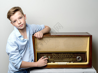 少年在旧电台附近晶体管收音机照相旋律爱好者技术射线车站潮人歌曲图片