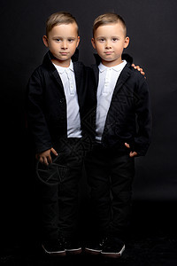 两个穿黑西装的漂亮男孩女性套装学生友谊男孩们工作室乐趣夹克幸福领带图片