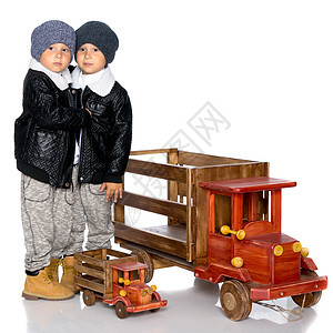 两个小男孩玩木制汽车铁路地面托儿所家庭玩具婴儿幼儿园儿童房间乐趣图片