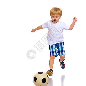 小男孩在玩足球球呢体育场训练场地运动员俱乐部竞技踢球者比赛球员冠军图片