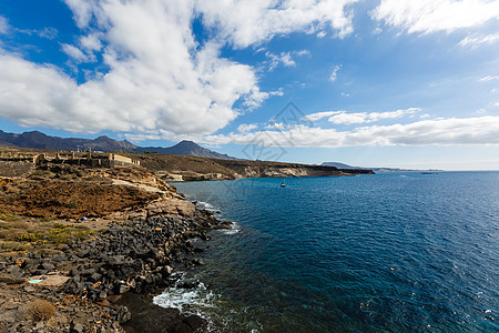 清晨平静的海洋 海边有石块海岸石头岩石巨石场景海岸线海浪蓝色戏剧性旅游图片