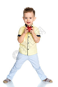 这个小男孩咬了一口苹果儿童营养青年童年健康红色食物水果男生白色图片