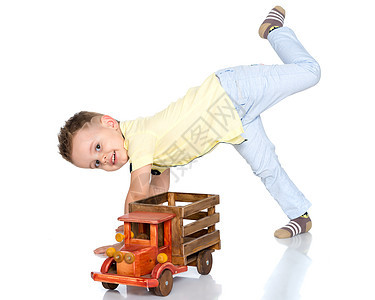 有个小男孩在玩玩具车机器车辆机械车库快乐玩具路线出租车金发赛车图片