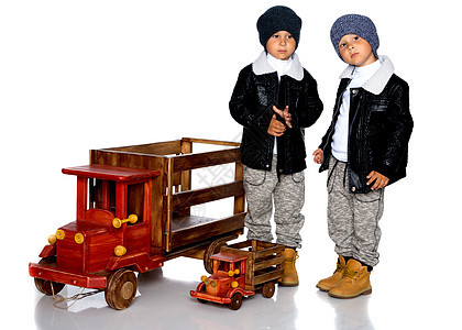 两个小男孩玩木制汽车铁路教育兄弟托儿所苗圃闲暇儿童婴儿地面男性图片