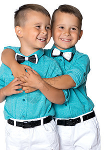 两个小男孩特写工作室金发家庭白色朋友们情感乐趣童年孩子们男生图片